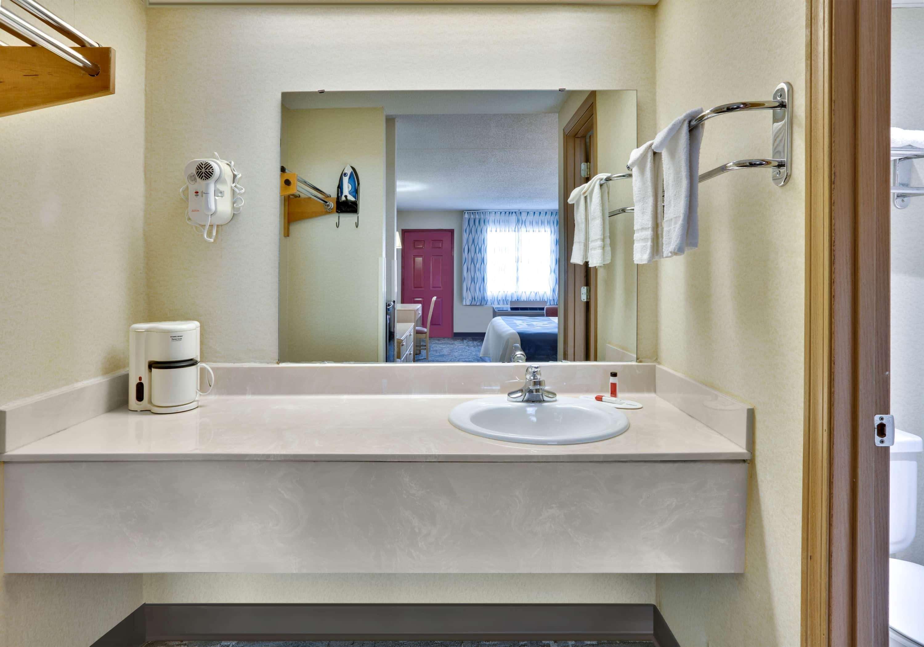 Days Inn & Suites By Wyndham Bentonville Zewnętrze zdjęcie