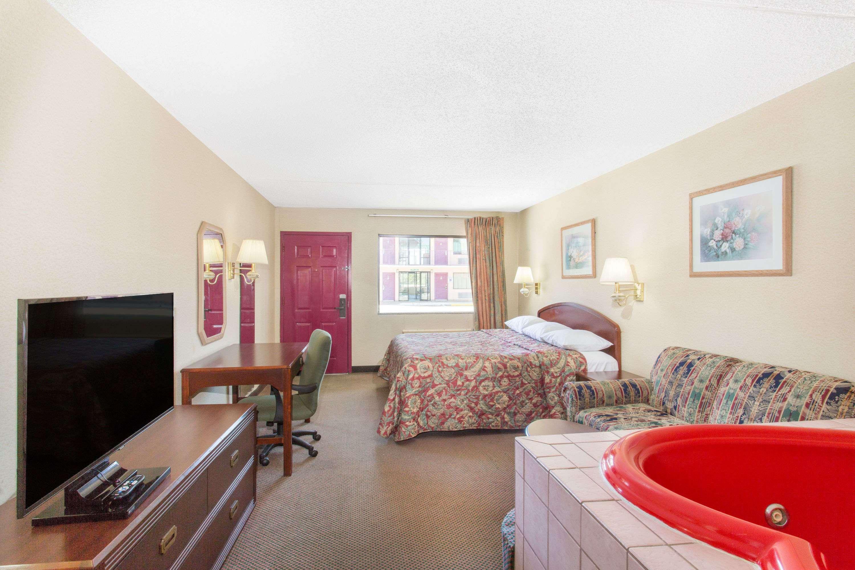 Days Inn & Suites By Wyndham Bentonville Zewnętrze zdjęcie